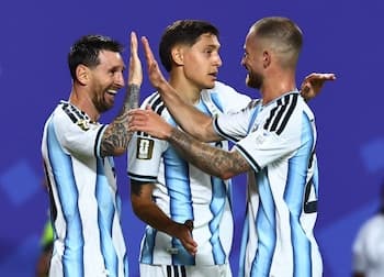 Con un show de Messi, Argentina jugó como campeón y venció 3-0 a Argelia en su debut en el Mundial