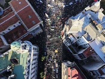La calle volvió a exigir masivamente el financiamiento de las universidades y le advirtió a Milei por “el riesgo Adorni”