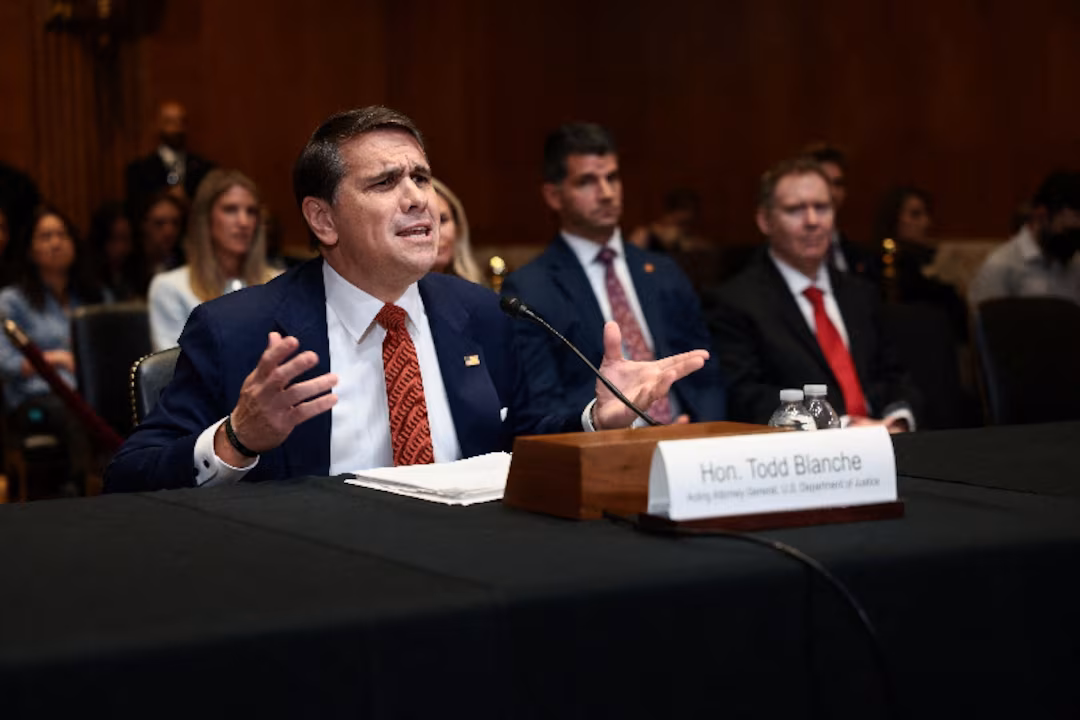 La fiscal general interina de Estados Unidos, Blanche, no descartará los pagos por "utilización de armas" de Trump a los alborotadores del 6 de enero que agredieron a la policía