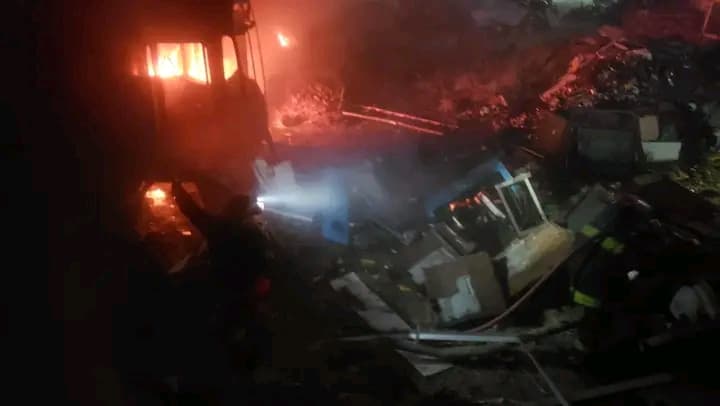En una chatarrería: Bomberos de la policía de Jujuy sofocaron un incendio 