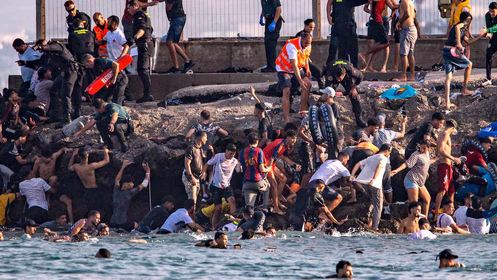 Un viaje de ida y vuelta a Marruecos para más de 50.000 migrantes en 48 horas: Ceuta continúa vaciándose mientras el Ejército toma el control de la frontera