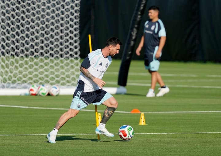 Messi con entrenamiento liviano y optimismo creciente