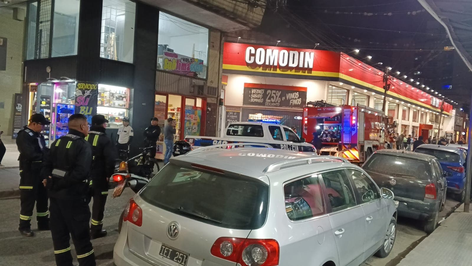 Se incendió un auto en el estacionamiento del supermercado Comodín