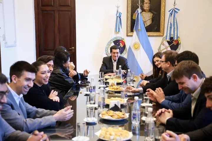Sadir desayunó con jovenes becados a USA