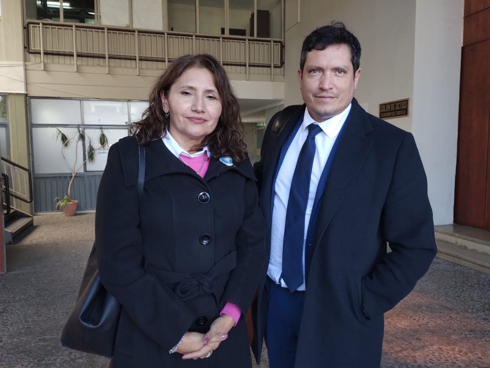 Carlos Espada junto a la hija y los nietos de “Pocho” Oviedo: la sentencia fue postergada para el jueves