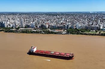 140 buques frenados y negociaciones abiertas: un paro portuario complica el comercio exterior y la distribución de combustible