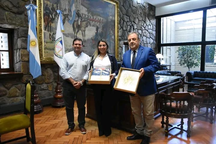 Entregan banderas de ceremonia a instituciones educativas 