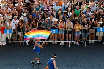Una marea de voces recorre Madrid entre fiesta y memoria en el Orgullo LGTBI+: “Los derechos son muy difíciles de conseguir y muy fáciles de perder”