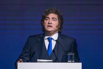 La guerra de sus “hermanos” y la falta de apoyos para eliminar las PASO alteran los planes de Milei