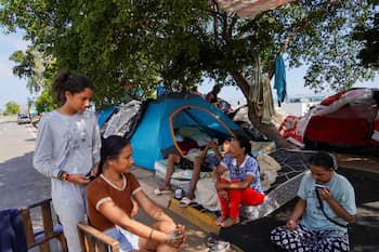 Hacinamiento, peleas, filas por comida e incertidumbre: la dramática rutina en los refugios de La Guaira tras el terremoto