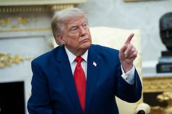 Trump advirtió que EEUU bombardeará puentes y centrales eléctricas de Irán por cada disparo contra buques en el estrecho de Ormuz