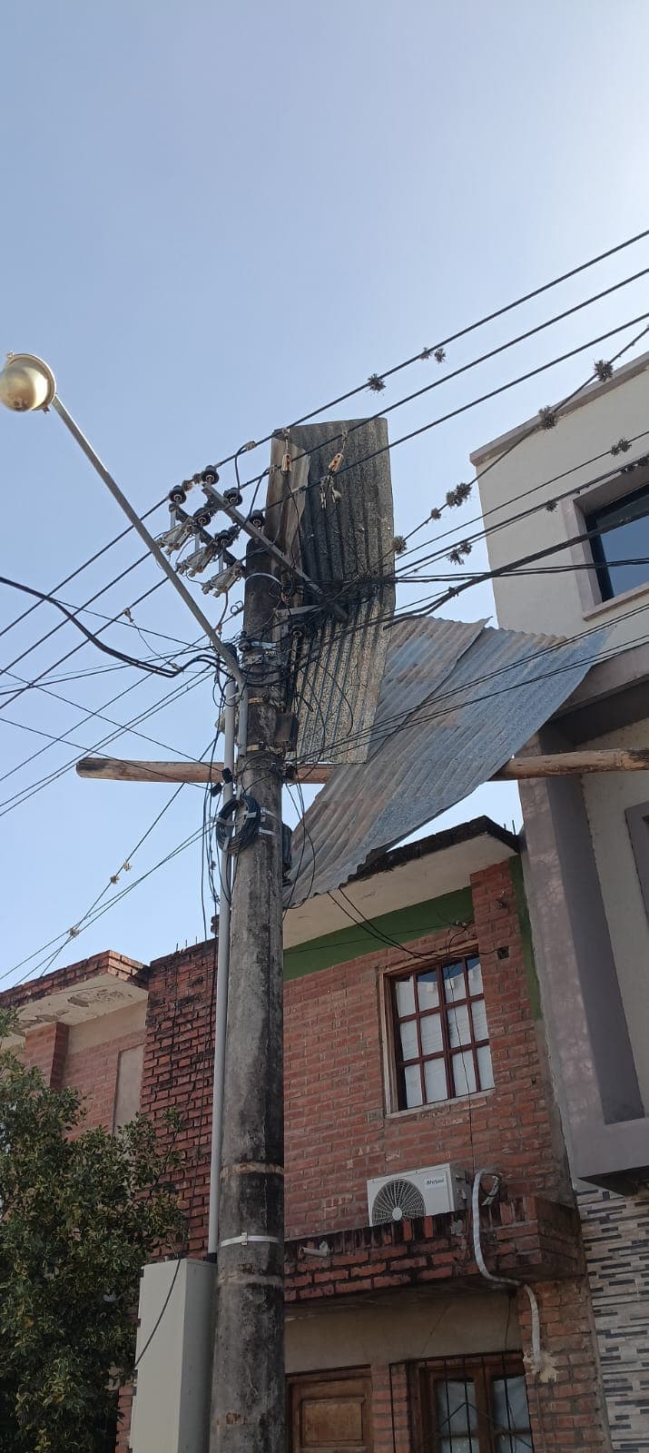 La Secretaría de Energía monitorea la situación del servicio eléctrico afectado por los fuertes vientos